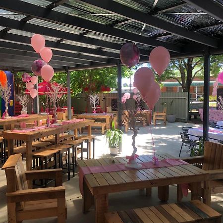 Riverina Hotel 홀부록 외부 사진