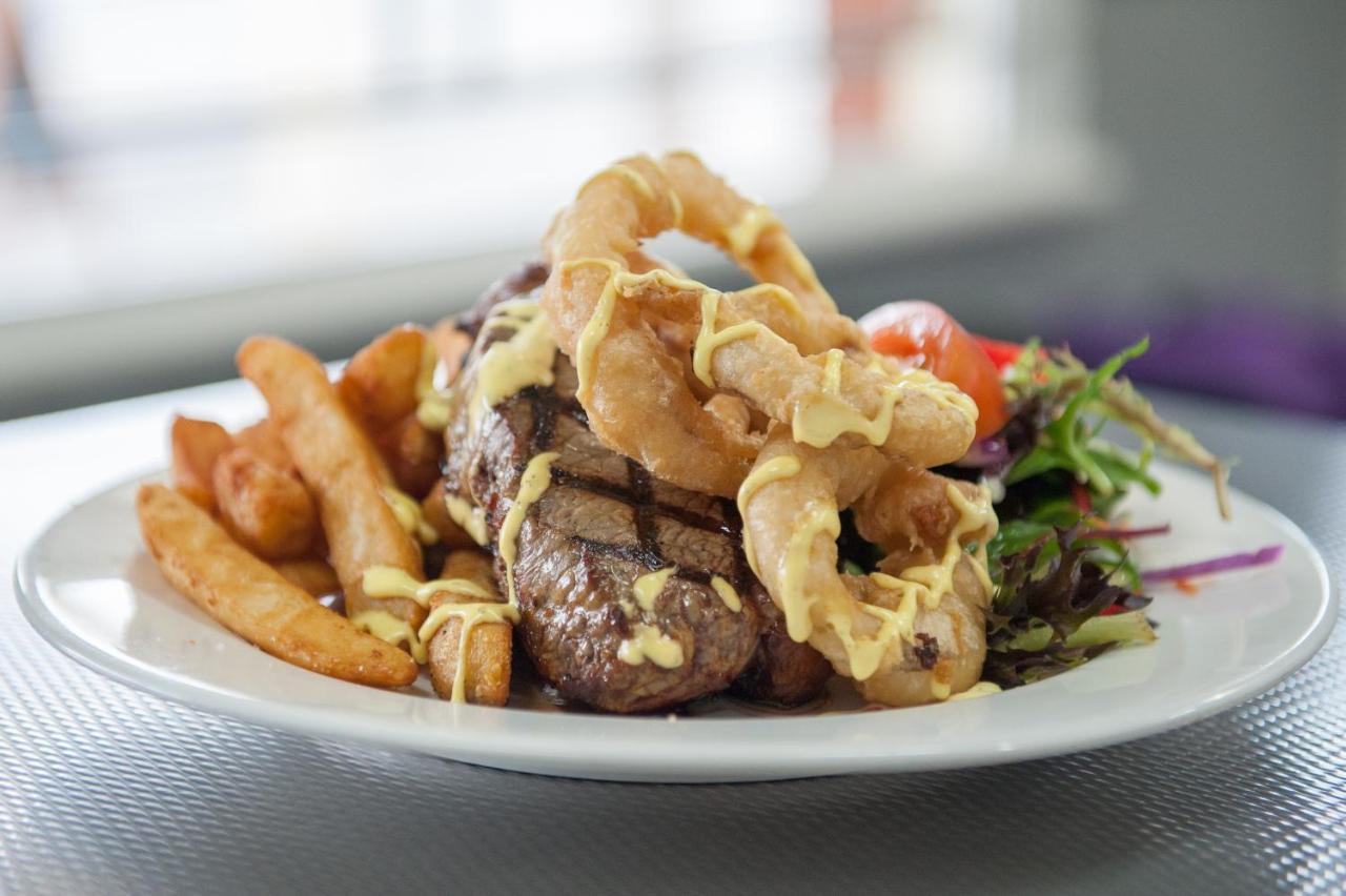 Riverina Hotel 홀부록 외부 사진