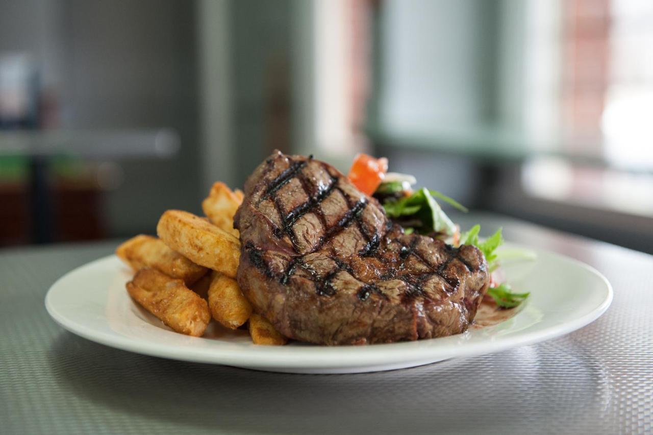 Riverina Hotel 홀부록 외부 사진