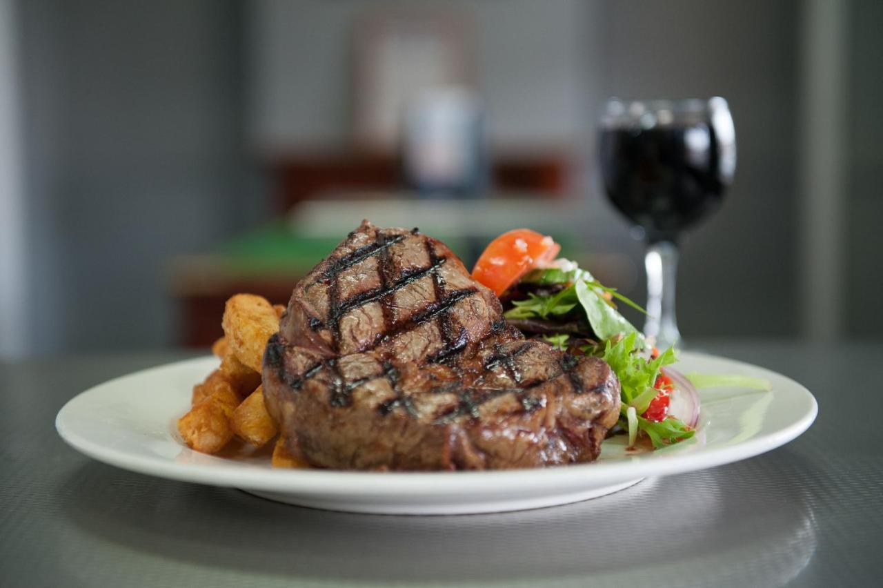 Riverina Hotel 홀부록 외부 사진