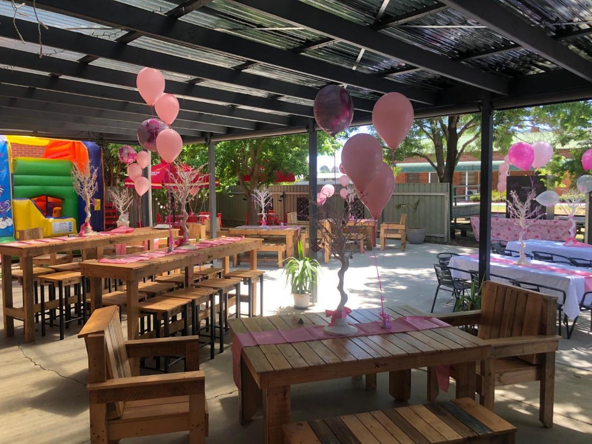 Riverina Hotel 홀부록 외부 사진